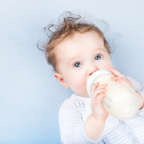 Bebés alimentados através de biberões de Plástico ingerem milhões de microplásticos por dia